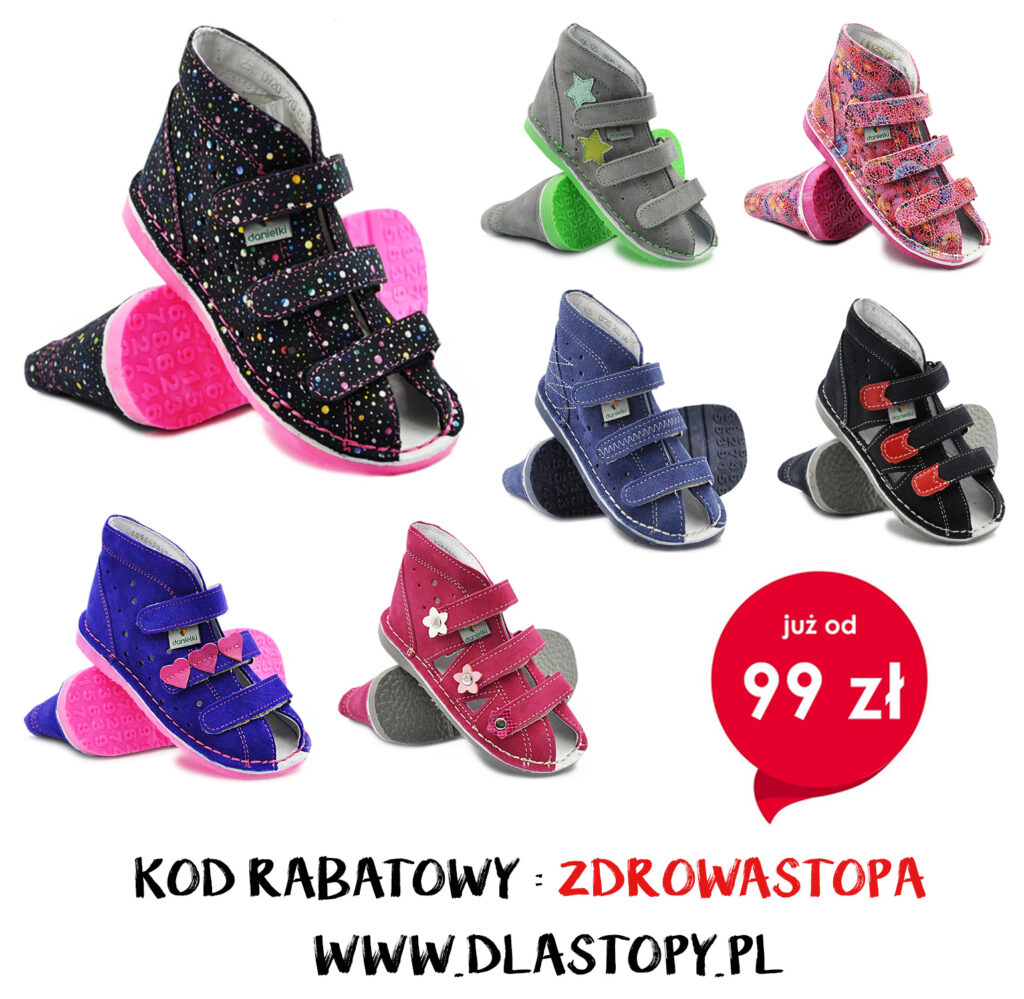 Kolorowe dziecięce sandały na szarym tle, z informacją o promocji.