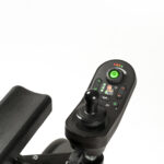 Joystick do wózka inwalidzkiego z przyciskami sterującymi.