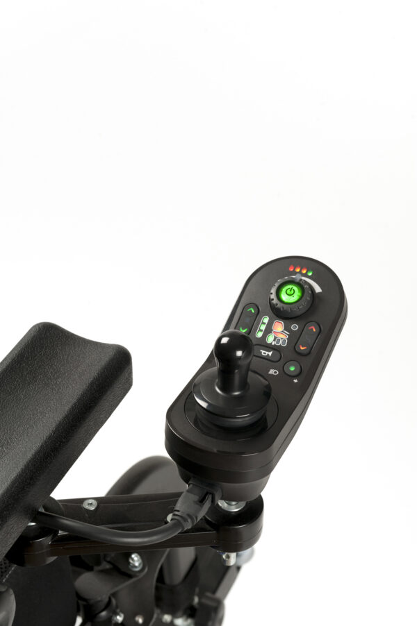 Joystick do wózka inwalidzkiego z przyciskami sterującymi.