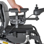 Uchwyt do wózka inwalidzkiego, regulowany i ergonomiczny.