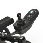 Joystick do wózka inwalidzkiego z różnymi przyciskami sterującymi.