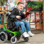 Chłopiec w wózku inwalidzkim w kreatywnej przestrzeni artystycznej.