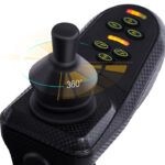 Joystick z możliwością obrotu 360° i przyciskami sterującymi.