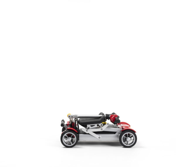 Miniaturowy model samochodu w kolorze czerwonym na białym tle.