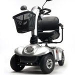 Skuter elektryczny z koszykiem, idealny do transportu i mobilności.