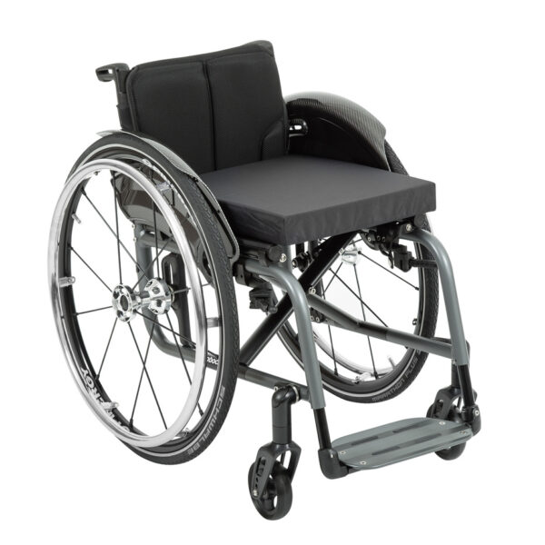 Wózek inwalidzki z ergonomicznym siedziskiem i dużymi kołami.