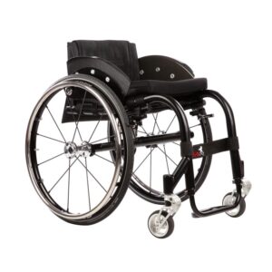 Wózek inwalidzki z ergonomicznym siedziskiem i dużymi kołami.