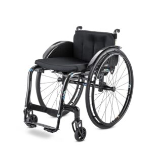 Wózek inwalidzki z ergonomicznym siedziskiem i nowoczesnym designem.