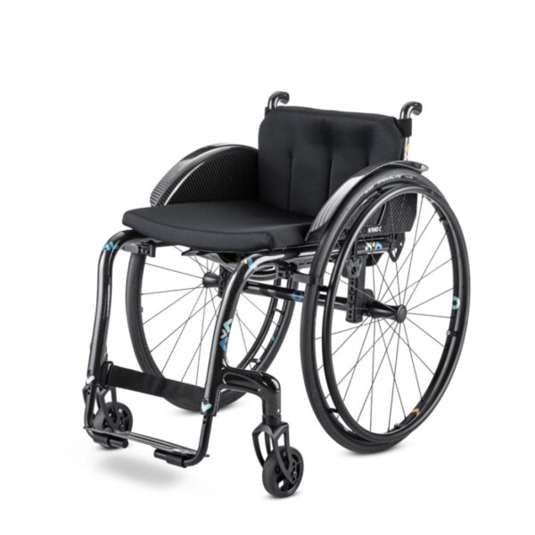Wózek inwalidzki z ergonomicznym siedziskiem i nowoczesnym designem.
