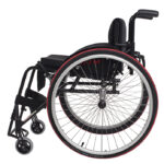 Wózek inwalidzki z dużymi kołami i ergonomicznym siedziskiem.