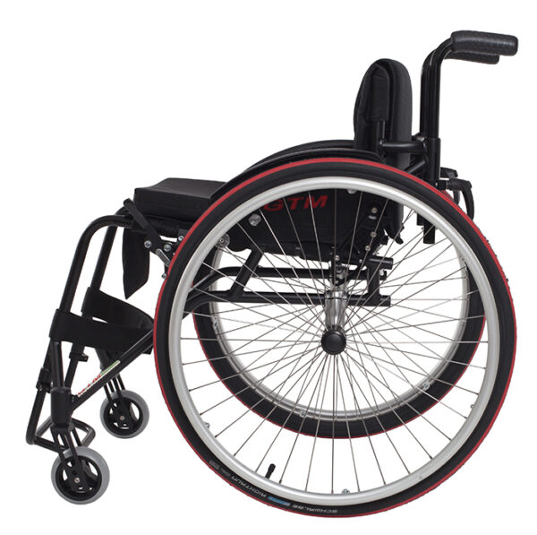 Wózek inwalidzki z dużymi kołami i ergonomicznym siedziskiem.