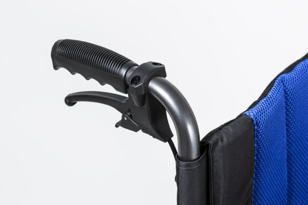 Uchwyt wózka z ergonomiczną rączką i miękkim wykończeniem.