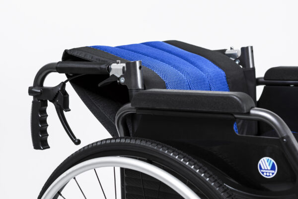 Wózek inwalidzki z niebieskim siedziskiem i ergonomicznymi uchwytami.