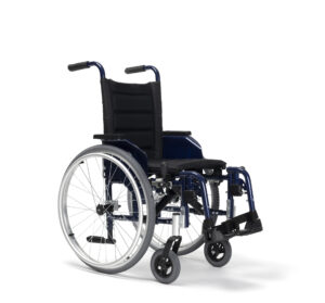 Wózek inwalidzki z podnóżkami, ergonomiczny i funkcjonalny.