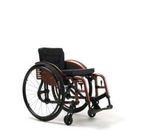 Wózek inwalidzki z ergonomicznym siedziskiem i dużymi kołami.