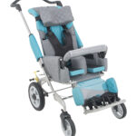 Wózek dziecięcy z ergonomicznym siedzeniem i regulowanymi pasami.
