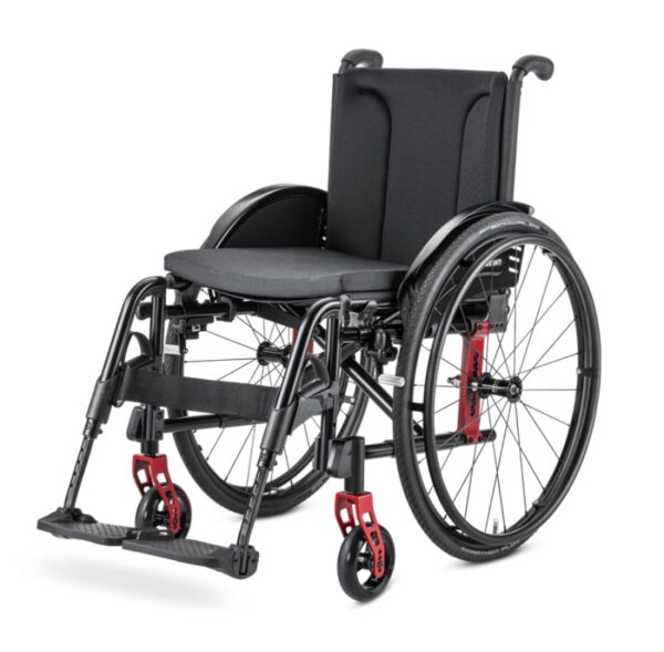 Wózek inwalidzki z ergonomicznie zaprojektowanym siedziskiem.