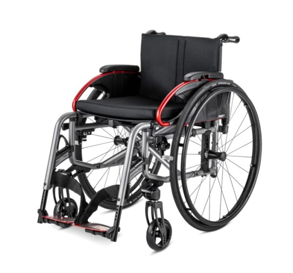 Wózek inwalidzki z ergonomicznym siedziskiem i dużymi kołami.