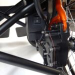Skrzynka z przełącznikiem i mechanizmem wózka inwalidzkiego.