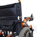 Wózek inwalidzki z ergonomicznym uchwytem i solidnymi oponami.
