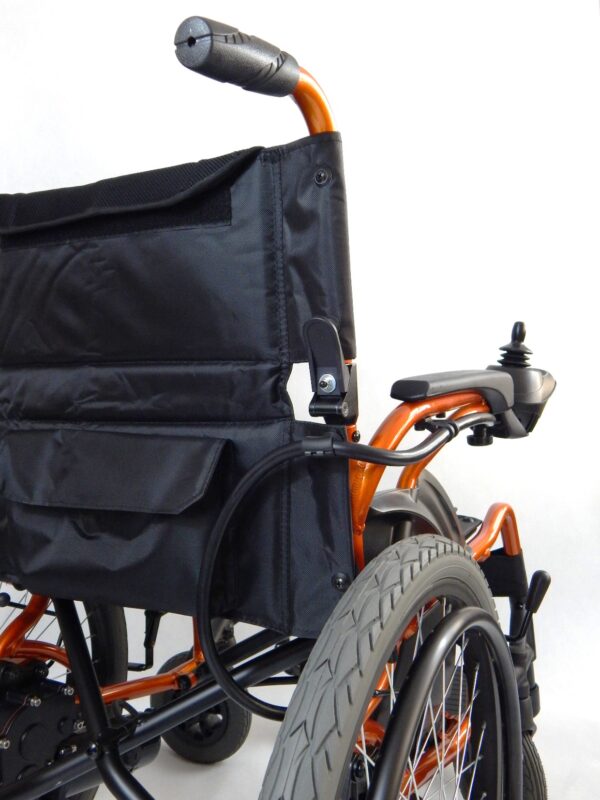 Wózek inwalidzki z ergonomicznym uchwytem i solidnymi oponami.