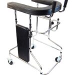 Wózek pomocniczy z ergonomicznymi uchwytami i kółkami.