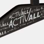 Logo marki Activall na ciemnym tle.