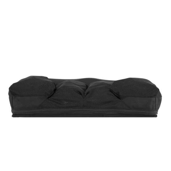 Czarna poduszka z ergonomicznymi wypustkami, komfortowa i stylowa.