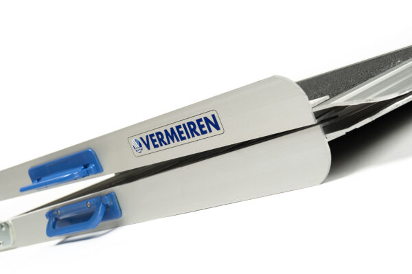 Aluminiowa rampa z niebieskimi uchwytami, logo Vermeiren widoczne.