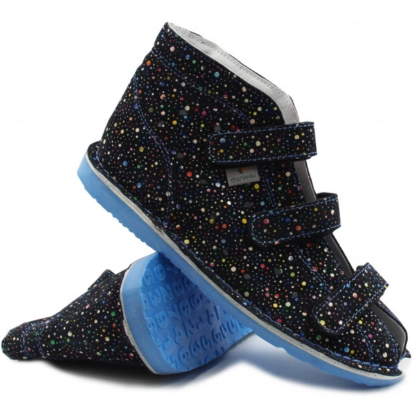 Kolorowe buty dziecięce z rzepami na niebieskiej podeszwie.