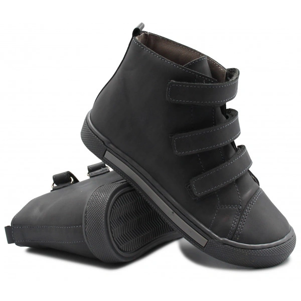 Czarne buty dziecięce z rzepami, idealne na każdą pogodę.