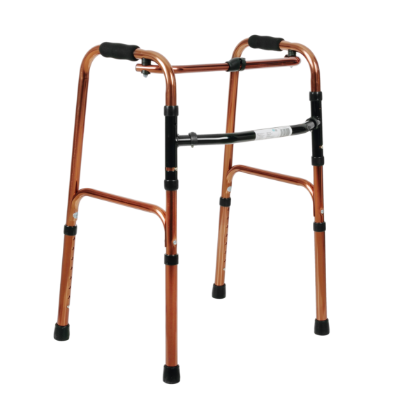 Wózek inwalidzki z metalową konstrukcją i ergonomicznymi uchwytami.