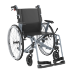 Wózek inwalidzki z ergonomicznym siedzeniem i regulowanymi podnóżkami.