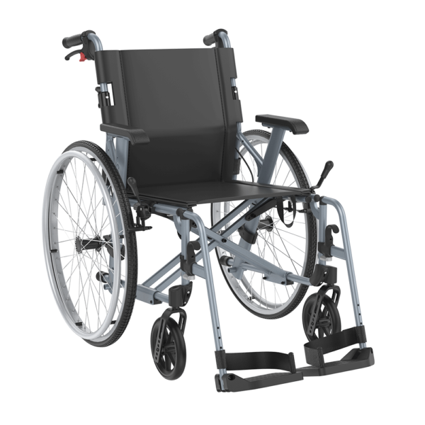 Wózek inwalidzki z ergonomicznym siedzeniem i regulowanymi podnóżkami.