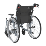 Wózek inwalidzki z dużymi kołami i ergonomicznymi uchwytami.