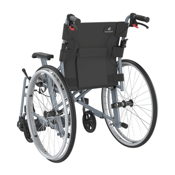 Wózek inwalidzki z dużymi kołami i ergonomicznymi uchwytami.