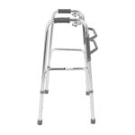 Wózek inwalidzki z metalową ramą i ergonomicznymi uchwytami.