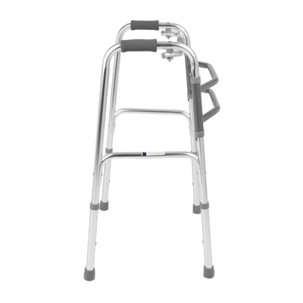 Wózek inwalidzki z metalową ramą i ergonomicznymi uchwytami.