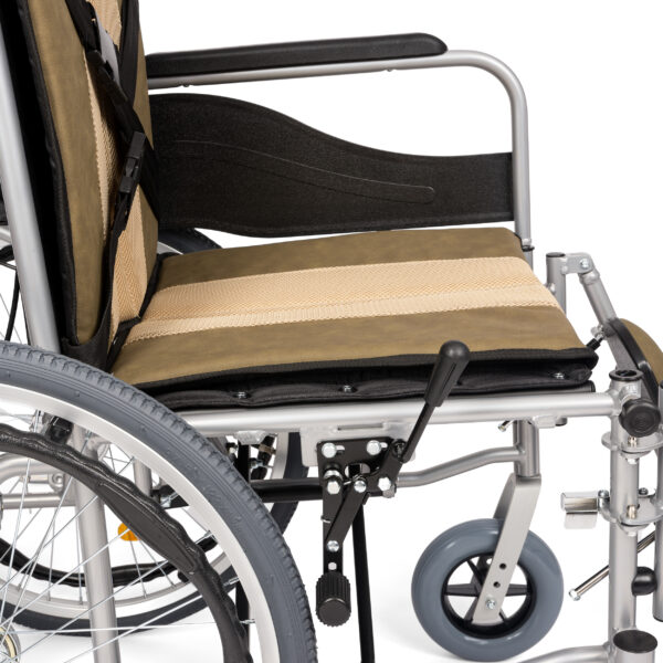 Wózek inwalidzki z ergonomicznym siedziskiem i regulowanym oparciem.