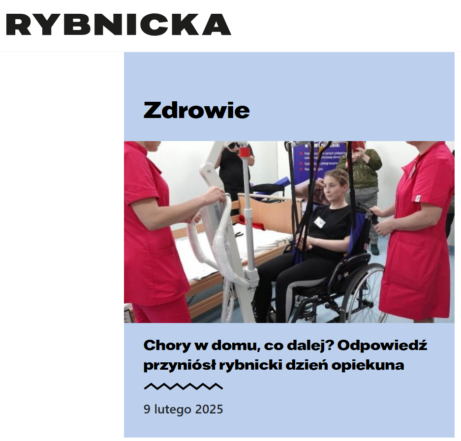 Kobieta w wózku inwalidzkim z pomocą opiekunów w placówce zdrowotnej.