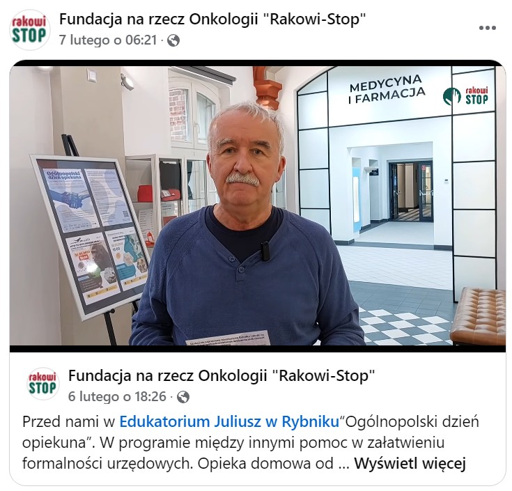 Mężczyzna w niebieskiej koszuli w Edukatorium w Rybniku, informuje o wydarzeniu.